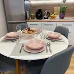 Comfortable For 1-4 Guests *