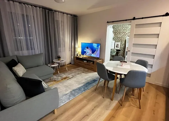 Comfortable For 1-4 Guests דירה *